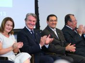 Collor falando e Collor ladeado pela secretária municipal de Finanças, Renata Fonseca e pelo presidente do Conselho Regional de Contabilidade, Carlos Henrique do Nascimento 
