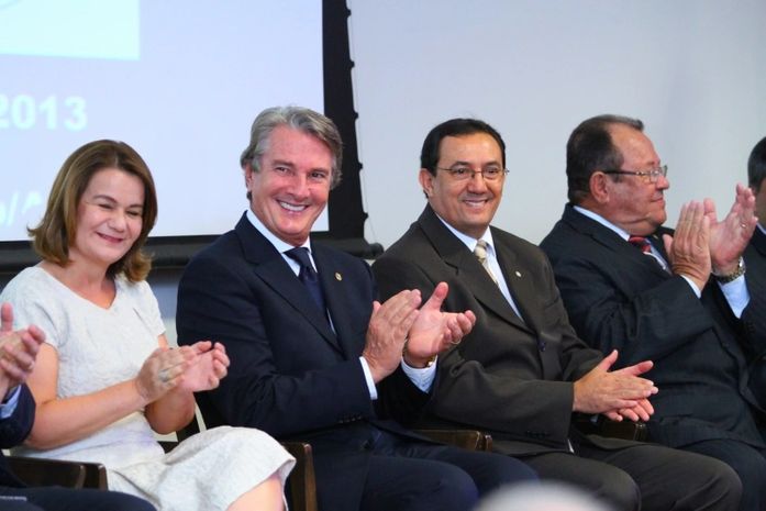 Collor falando e Collor ladeado pela secretária municipal de Finanças, Renata Fonseca e pelo presidente do Conselho Regional de Contabilidade, Carlos Henrique do Nascimento