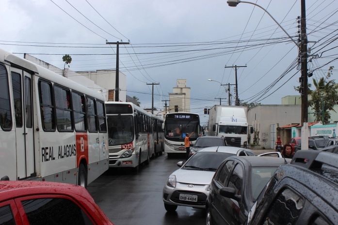Alunos bloqueiam Av. Comendador Leão em protesto contra falta de segurança