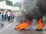 Alunos bloqueiam Av. Comendador Leão em protesto contra falta de segurança