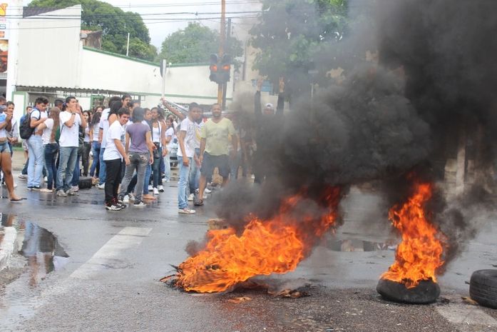 Alunos bloqueiam Av. Comendador Leão em protesto contra falta de segurança