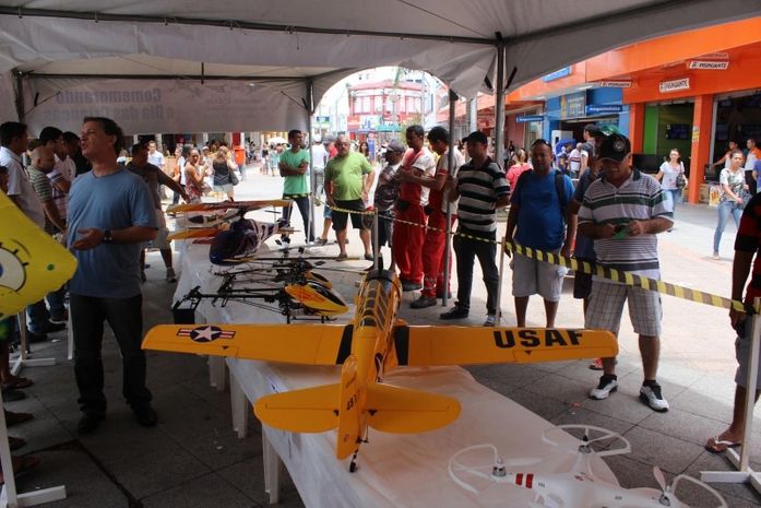 Exposição de aeromodelos chama atenção no centro de Maceió