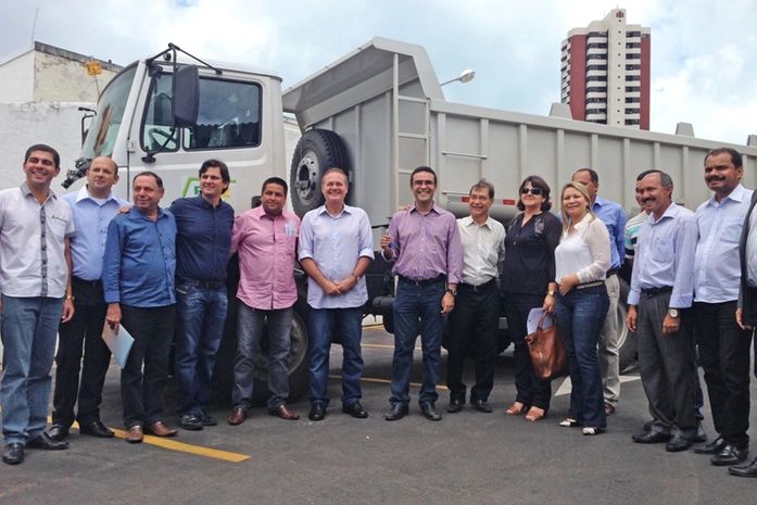 Renan participa da entrega de caçambas a municípios afetados pela seca