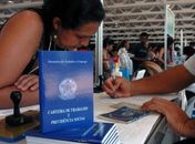 Geração de empregos formais cai pela metade de 2011 para 2012