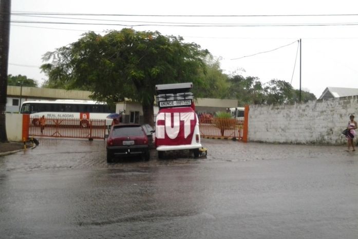 Rodoviários ocuparam o estacionamento da empresa Real Alagoas