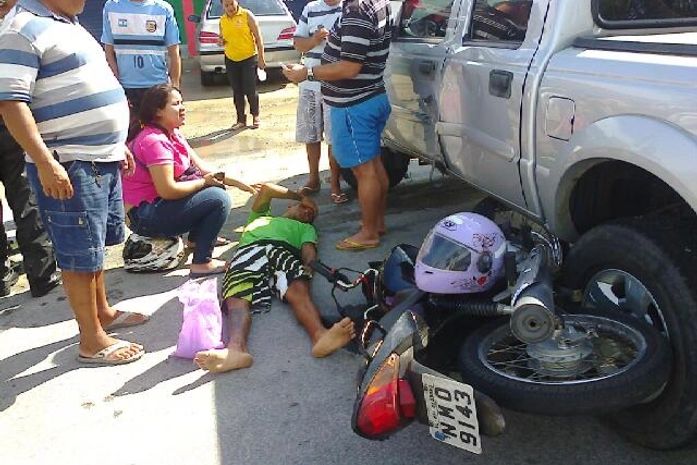 Acidente entre caminhonete e moto deixa jovem ferido na Praia do Francês