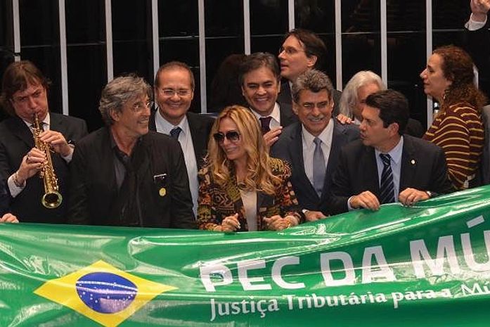 Renan com artistas da música que acompanharam a votação da PEC