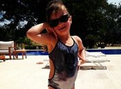 Fofura de menina! Rafaella Justus faz pose para o pai: 'Rafinha "fashion" na piscina!'