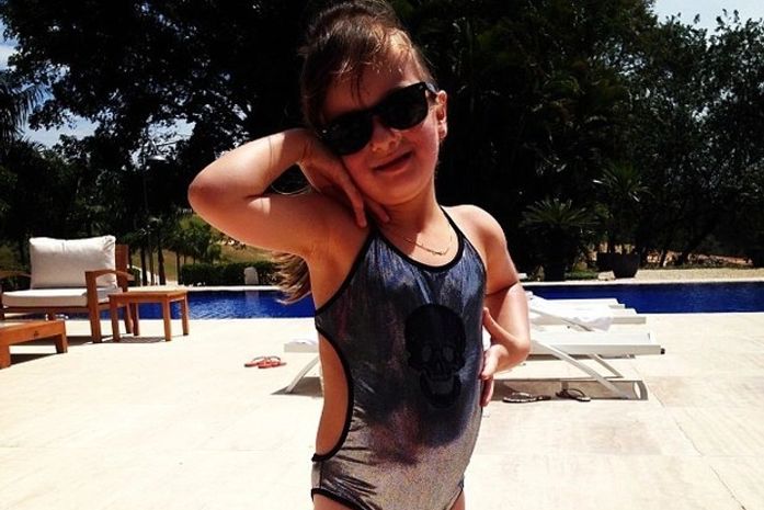 Fofura de menina! Rafaella Justus faz pose para o pai: 'Rafinha "fashion" na piscina!'