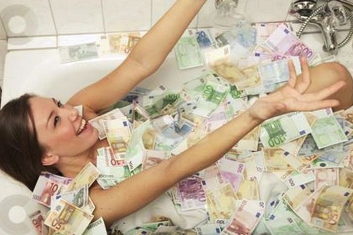 Foto de jovem coberta de dinheiro em banheira causa fúria nas Filipinas