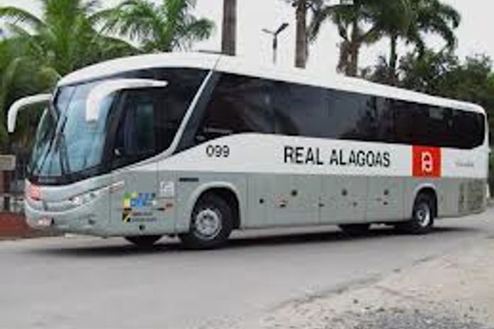 Criminosos abordam ônibus de viagem, levam veículo para canavial e roubam passageiros