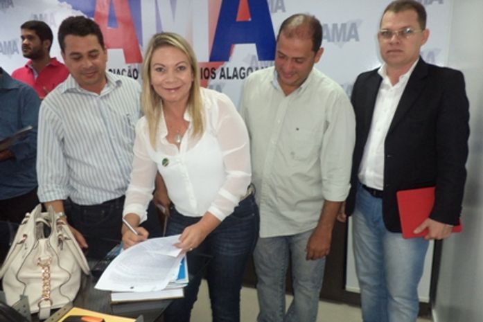 Major Izidoro recebe maquinários que vão ajudar na manutenção de estradas e açudes do município