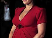 A dama de vermelho! Kate Winslet exibe seu barrigão de grávida em première