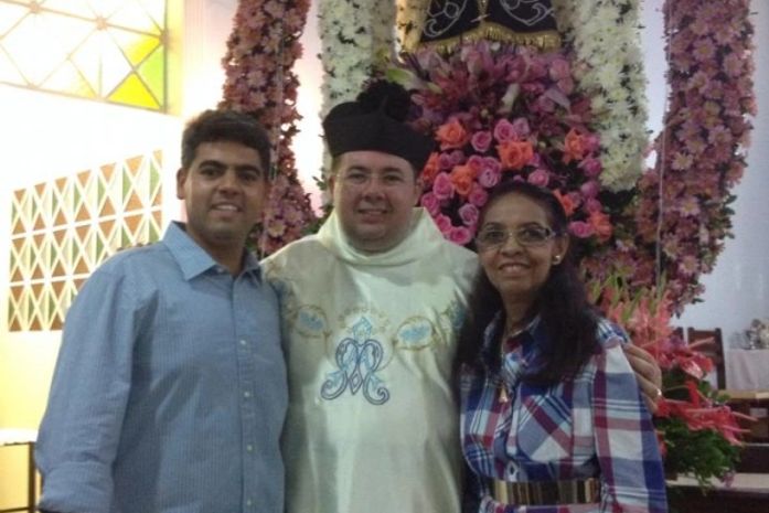Carimbinho Jr será candidato a deputado estadual,aparecendo na foto com padre Marcos e sua mãe, Discely Gouveia