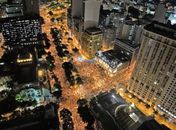 Imagem áerea mostra a movimentação durante protesto no Dia do Professor no Rio