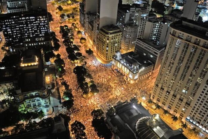Imagem áerea mostra a movimentação durante protesto no Dia do Professor no Rio