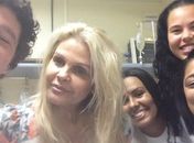 Monique Evans reata com filho;  fora do hospital, terá  que ficar acompanhada