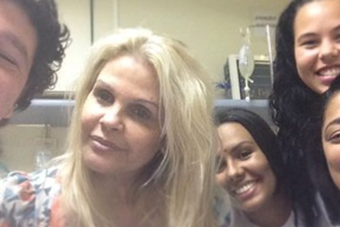 Monique Evans reata com filho;  fora do hospital, terá  que ficar acompanhada