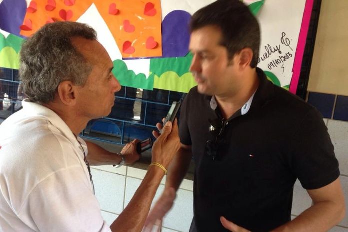 Mauricio Quintella sendo entrevistado pelo Potência.
