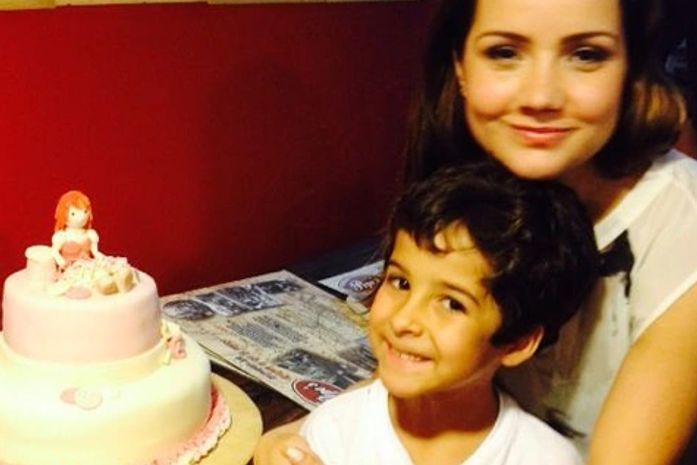 Ex- Emília do 'Sítio do Pica-Pau' celebra 30 anos com ator mirim de 'Salve Jorge'