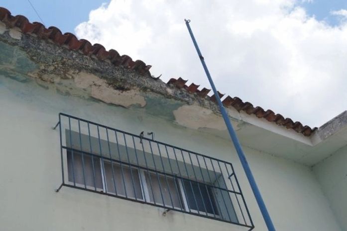 Parte dos presos escapou pelo telhado 