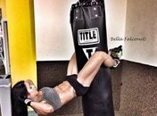 Musa do abômen sarado impressiona em foto pendurada no saco de boxe