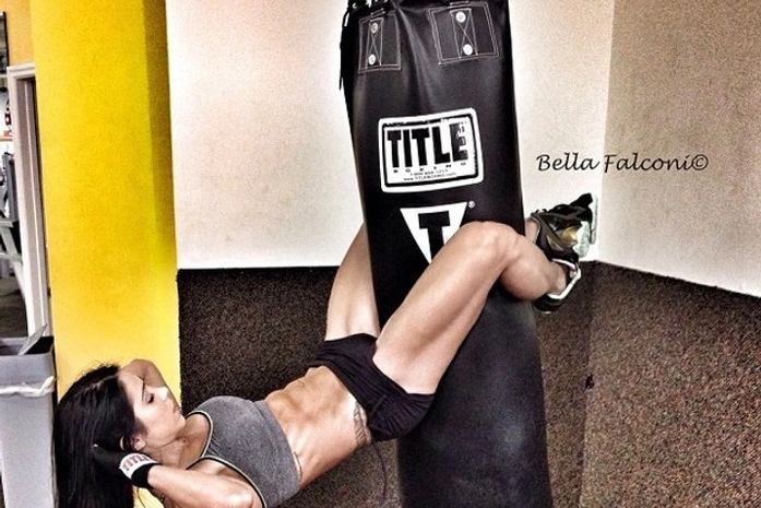 Musa do abômen sarado impressiona em foto pendurada no saco de boxe
