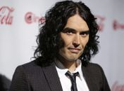 Russel Brand revela a programa ter masturbado homem desconhecido