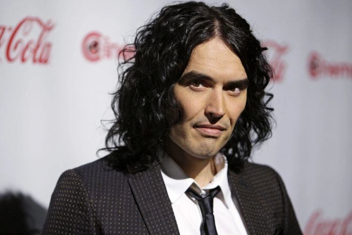 Russel Brand revela a programa ter masturbado homem desconhecido