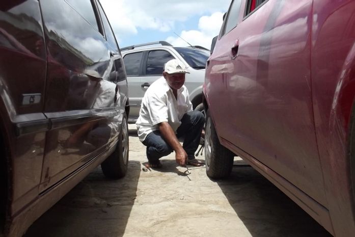 'Seu' Borracha fatura até 2 salários com buracos em BRs alagoanas