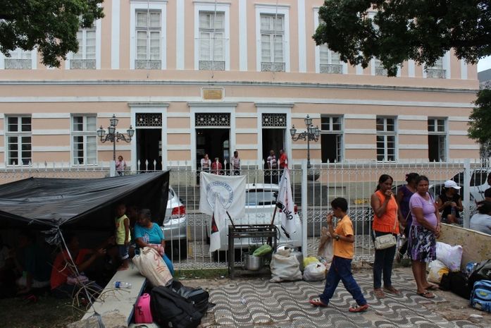 MVT acampa em frente a ALE