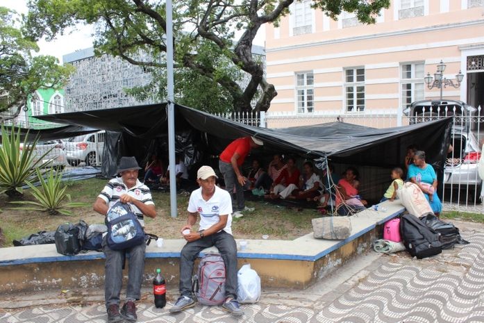 MVT acampa em frente a ALE