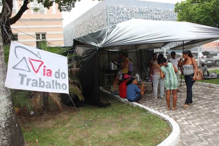 MVT acampa em frente a ALE