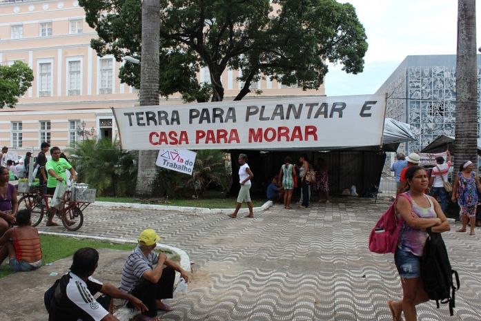 MVT acampa em frente a ALE