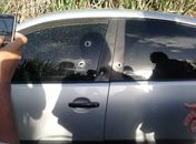 Carro foi atingido por cinco disparos; ninguém se feriu