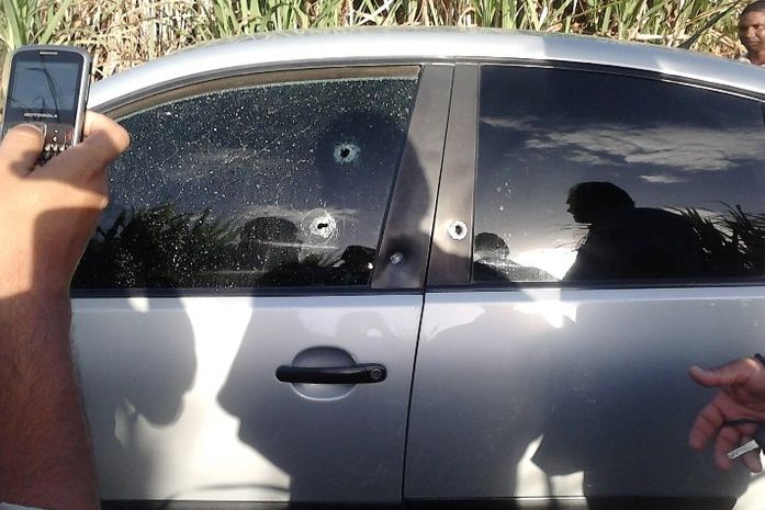Carro foi atingido por cinco disparos; ninguém se feriu