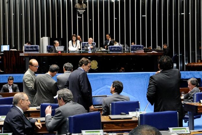 Senado suspende decisão do TSE sobre vagas na Câmara