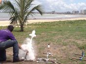 Alagoano faz 'foguete de vinagre' voar e desperta interesse em olimpíada nacional