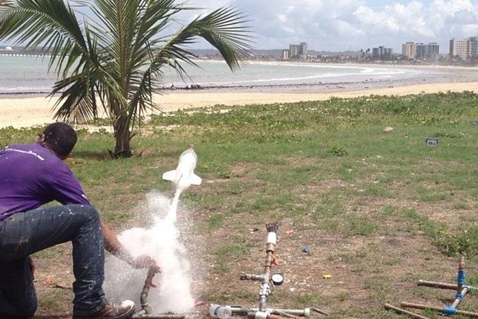 Alagoano faz 'foguete de vinagre' voar e desperta interesse em olimpíada nacional