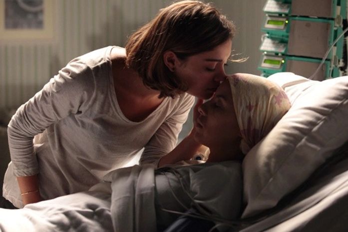 Simone não resiste e Amora chora abraçada ao corpo da irmã