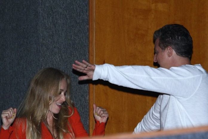 Angélica e Luciano Huck dançam e trocam carinhos em show