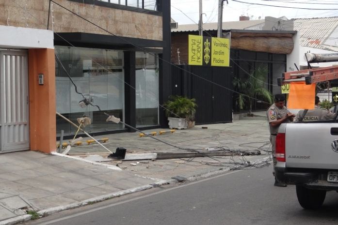 Poste cai na Av. Álvaro Calheiros