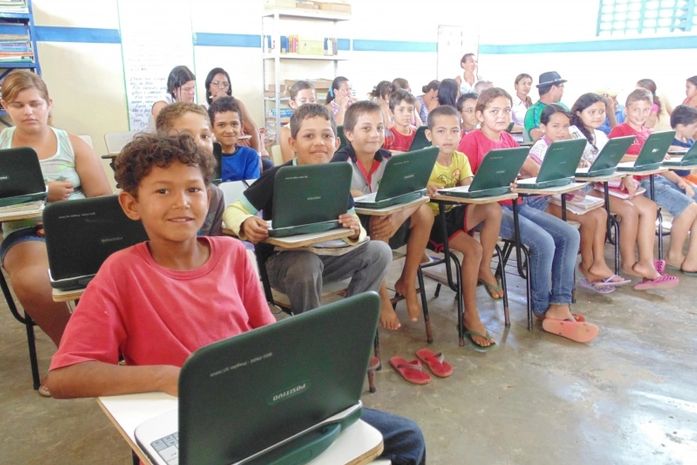 Prefeitura de Lagoa da Canoa entrega mais 60 laptops em escolas da zona rural