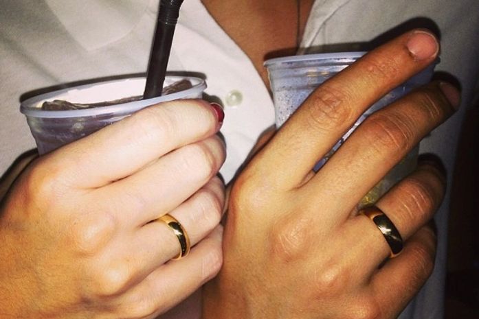 Noiva? Sthefany Brito comemora primeiro dia usando aliança