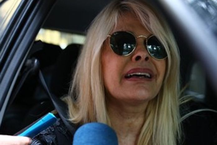 Após ser assaltada, Monique Evans sofre com pneu do carro furado