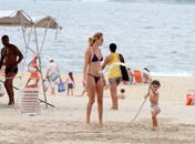 Diversão em família! Letícia Birkheuer brinca com filho na praia e exibe boa forma