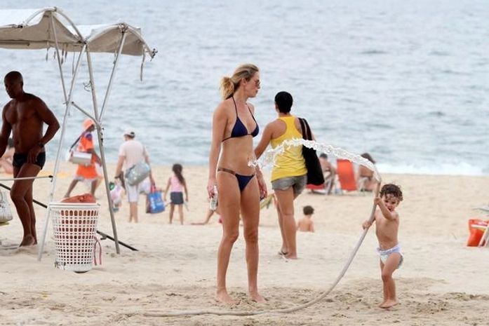 Diversão em família! Letícia Birkheuer brinca com filho na praia e exibe boa forma