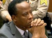 Médico condenado pela morte de Michael Jackson é libertado da prisão