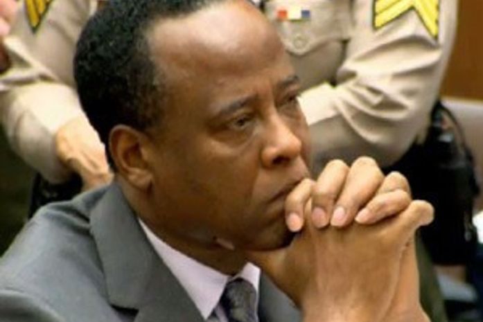 Médico condenado pela morte de Michael Jackson é libertado da prisão