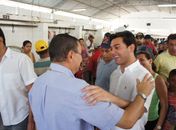 Prefeito Rodrigo Valença visita feira livre e conversa com a população